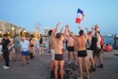Γάλλοι βούτηξαν στο Θερμαϊκό πανηγυρίζοντας για το Μουντιάλ - BINTEO