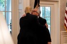 Γιούνκερ: Ο Τραμπ πήρε την πρωτοβουλία για το σταυρωτό φιλί