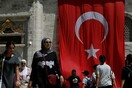 Τούρκοι καίνε δολάρια, σπάνε iPhone και δίνουν δωρεάν ψάρια για ξένο συνάλλαγμα