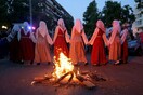 Η Αθήνα γιορτάζει τον Αϊ-Γιάννη τον Κλήδονα στην πλατεία Κουμουνδούρου και την πλατεία Κυψέλης
