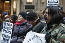 Βίαιες διαδηλώσεις στο Σικάγο μετά τον θανάσιμο πυροβολισμό ενός άντρα από αστυνομικούς