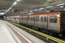 Ζωντανή απεγκλωβίστηκε η γυναίκα που έπεσε στις γραμμές του μετρό στη Δάφνη