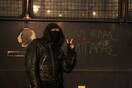 Δυσαρέσκεια στους αστυνομικούς για τα συνθήματα και τις selfies στις κλούβες