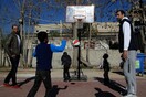 Επαγγελματίες μπασκετμπολίστες επισκέφθηκαν τα προσφυγόπουλα στον Ελαιώνα