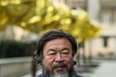 Ο Ai WeiWei κάλυψε με ισοθερμικές κουβέρτες τα έργα του στην Πράγα