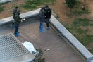 Οι πρώτες φωτογραφίες από το σημείο της αιματηρής συμπλοκής στην πλατεία Θεάτρου στο κέντρο της Αθήνας