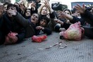 Ουρές και σπρώξιμο για λίγα δωρεάν φρούτα στον Κολωνό