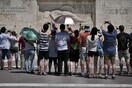 Οι ξένοι επισκέπτες βαθμολογούν υψηλά την Αθήνα αλλά το κύμα τουριστών δεν «φαίνεται» στα ξενοδοχεία