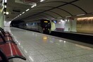 Ζωντανή απεγκλωβίστηκε η γυναίκα που έπεσε στις γραμμές του μετρό
