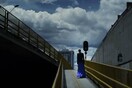 Ο Κολομβιανός σχεδιαστής Haider Ackermann επιστρέφει στη Μεντελίν και δείχνει τη μόδα του στους επικίνδυνους δρόμους