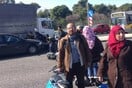 Πρόσφυγες εγκαταλείπουν το Ελληνικό και ξεκινούν με τα πόδια από την παραλιακή για την Ειδομένη