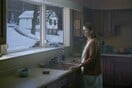Ο φωτογράφος τέχνης Gregory Crewdson εξερευνά την μοναχικότητα μέσα στα δάση της παιδικής του ηλικίας