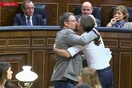 Ο Ιγκλέσιας φιλά βουλευτή των Podemos στο στόμα και η Βουλή μένει άφωνη