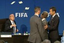 Ακτιβιστής κωμικός λούζει με λεφτά τον πρόεδρο της FIFA, Σεπ Μπλάτερ