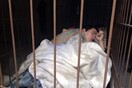 Πατέρας στην Κίνα φυλάκισε σε κλουβί στην αυλή του σπιτιού τον σχιζοφρενή γιο του