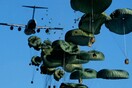 Ο ΟΗΕ πραγματοποίησε για πρώτη φορά αεροπορικώς ρίψεις ανθρωπιστικής βοήθειας στη Συρία