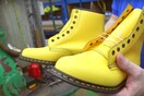 Μέσα στο εργοστάσιο των Dr. Martens στην Αγγλία