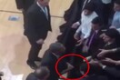 Θύελλα αντιδράσεων με βίντεο που δείχνει τον Ομπάμα να βγάζει και να κρύβει τη βέρα του πριν χαιρετήσει