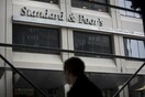 Standard & Poor's: Παράθυρο για αναβάθμιση του αξιόχρεου της Ελλάδας, αλλά μετά την πρώτη αξιολόγηση