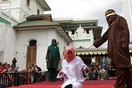 Ινδονησία: Γυναίκα τιμωρείται με ραβδισμούς επειδή "βρέθηκε κοντά σε άνδρα που δεν ήταν ο σύζυγος της"