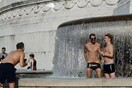 Η αστυνομία ψάχνει τους άντρες που ξεγυμνώθηκαν σε συντριβάνι μνημείου στη Ρώμη