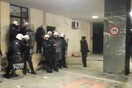 Οι αγρότες κάνουν έφοδο στο κτίριο που βρίσκεται ο πολιορκημένος Υπουργός