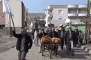 Τούρκοι στρατιώτες φέρονται να πυροβολούν εν ψυχρώ Κούρδους άμαχους που κρατούν λευκή σημαία