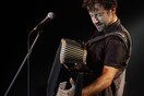 Ο Κωστής Μαραβέγιας συνεργάζεται με τους Γιατρούς Χωρίς Σύνορα και τις Μ.Κ.Ο. Άρσις & Αίτημα, με αφορμή την προσφυγική κρίση