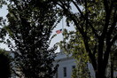 Μεσίστια η αμερικανική σημαία στον Λευκό Οίκο προς τιμήν του Μακέιν
