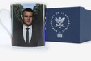 Στο ναδίρ η δημοτικότητα του Μακρόν αλλά η Γαλλία κυκλοφόρησε σουβενίρ με τη φωτογραφία του