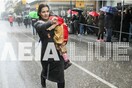 Η αγανακτισμένη μάνα που πήρε αγκαλιά το παιδί της και έκανε μόνη της παρέλαση στη βροχή