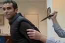 Βίντεο: Ισραηλινός ρεπόρτερ μαχαιρώνεται κατά λάθος σε τηλεοπτική επίδειξη για την ασφάλεια αλεξίσφαιρου γιλέκου