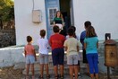 Eλένη Tάνου: H δασκάλα που πάει κάθε πρωί στην Τέλενδο με βαρκούλα