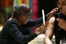 Η τελευταία καλλιτέχνις τατουάζ μιας παμπάλαιας τεχνικής
