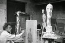 Δείτε τον Alberto Giacometti να ζωγραφίζει στο στούντιό του