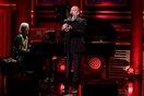O τραγουδιστής των R.E.M διασκευάζει το «Τhe Man Who Sold The World» του Bowie (βίντεο)
