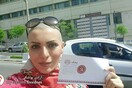 Η Ιρανή που ξύρισε το κεφάλι της για να βοηθήσει παιδιά με καρκίνο και να παρακάμψει τον αυστηρό νόμο της μαντίλας