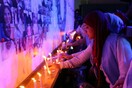 Θλίψη, ερωτηματικά και βουβός πόνος στο Κάιρο- Εκατοντάδες άνθρωποι τίμησαν τα θύματα της EgyptAir