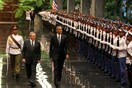 H ιστορική συνάντηση Ομπάμα και Ραούλ Κάστρο στην Κούβα (φωτό)