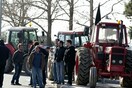 Στους δρόμους παραμένουν οι αγρότες και ετοιμάζουν νέα μπλόκα