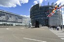 Οι απολυμένες καθαρίστριες έξω από το Ευρωκοινοβούλιο