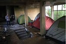 Χιλιάδες πρόσφυγες που έφυγαν μόνοι τους από την Ειδομένη έχουν βρει καταφύγιο σε εγκαταλελειμμένα κτίρια στην περιοχή
