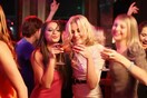 Οι γυναίκες πίνουν πλέον όσο και οι άντρες - Ποιοι είναι οι λόγοι