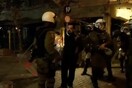 Το βίντεο του Reuters με τον ξυλοδαρμό συλληφθέντα από άντρα των ΜΑΤ