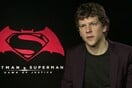 Ο Jesse Eisenberg μιλάει στη LIFO και τον Θοδωρή Κουτσογιαννόπουλο για το Batman v Superman