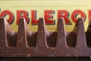 H σοκολάτα Toblerone καταργεί τα μεγάλα κενά και επιστρέφει στο κλασικό της σχήμα