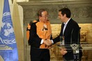 Ο Τσίπρας δώρισε στον Μπαν Κι Μουν ένα πορτοκαλί σωσίβιο