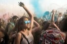 40.000 Αθηναίοι αψήφησαν τον καύσωνα για το μαραθώνιο, πολύχρωμο πάρτι του Colour Day Festival