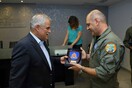 Ο Τόσκας βράβευσε τους πιλότους του Canadair που έκανε αναγκαστική προσγείωση στα Δερβενοχώρια