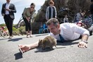 Μια υπουργική selfie με ένα κουόκα